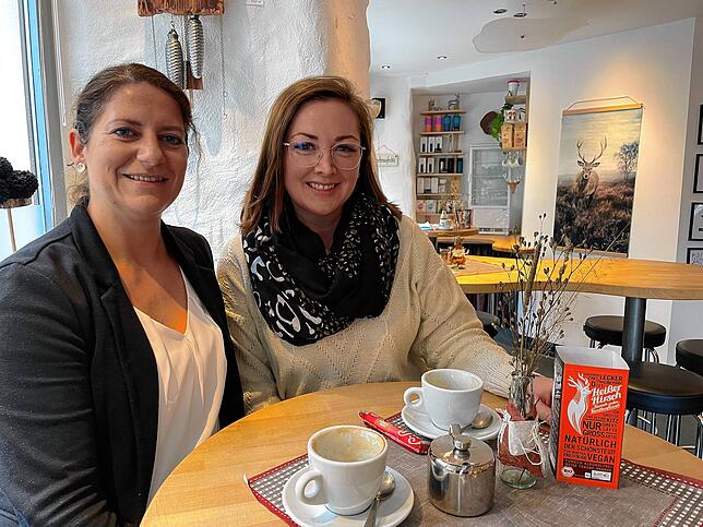 Manuela Mladenov (links) und Justina Flak trinken gerne ihren Kaffee im Café Paradies. Die beiden schätzen die „heimelige“ ...