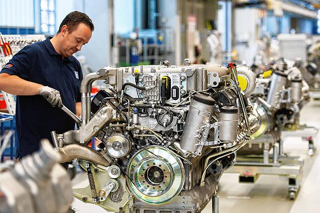 Durch die sicherheitspolitische Zeitenwende ist die Nachfrage nach mtu-Motoren für militärische Anwendungen gestiegen. Hier arbeitet ein ...