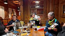 Die Crazy Mums sorgen beim politischen Aschermittwoch der Grünen in Kirchen-Hausen für Stimmung und bereichern das Treffen mit ...