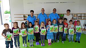 Leuchtende Kinderaugen gibt es bei der Übergabe der neuen Verkehrsmalbücher im Stettener Kindergarten Arche Noah durch die ...