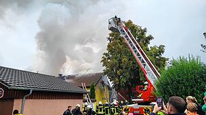 Große Rauchwolke über dem Wohngebiet am Sommerberg in Niedereschach-Fischbach. Ein Großaufgebot von Rettungskräften bekämpft den Brand ...