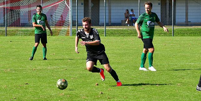 Zwei Tore: Andreas Lismann (vorn) traf zwar doppelt für den FV Lörrach-Brombach II, doch zum Sieg reichte es trotz 3:0-Führung nicht ...