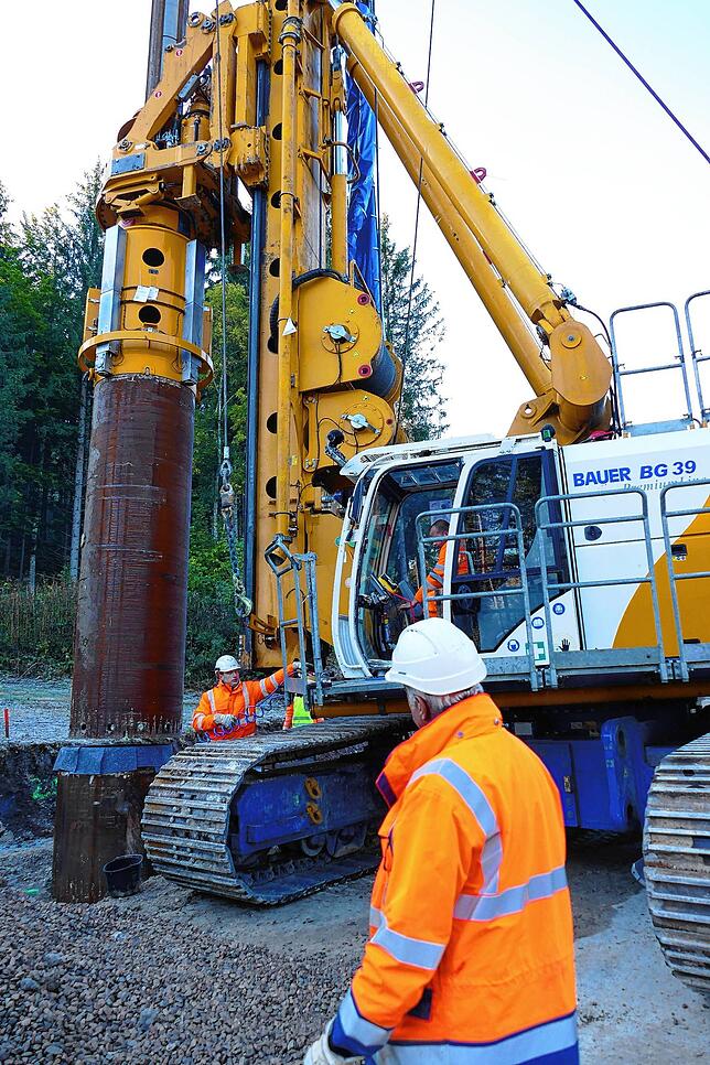 Rund 130 Drainagepfähle werden mit der mächtigen Bohrmaschine 20 Meter tief im Erdreich verankert.