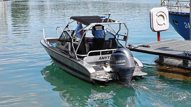 (Symbolbild) Offenes Wapo-Boot auf dem Seerhein in Konstanz. Ein umstrittener Kontrolleinsatz im August 2021 wird jetzt vor Gericht ...