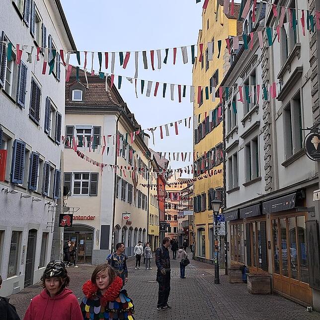 Erste Narren und Mäschgerle flanieren durch die Innenstadt, deren Geschäfte heute größtenteils geschlossen bleiben. Hier der Blick in ...
