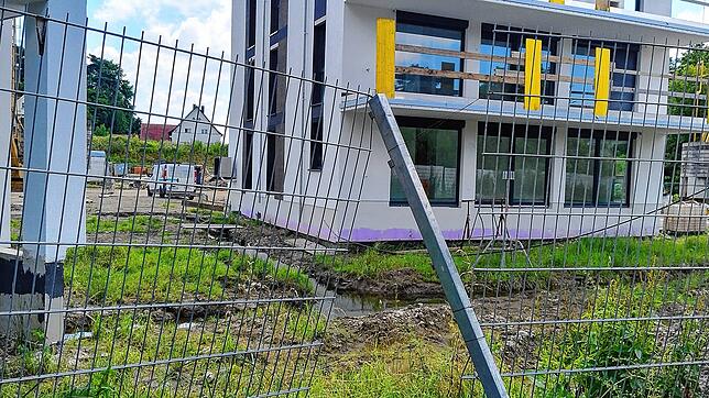 Einige Tage nach dem Hochwasser haben sich die Wassermengen rund um die Neubauten zurückgezogen. Ob die Häuser nach ihrer Fertigstellung ...