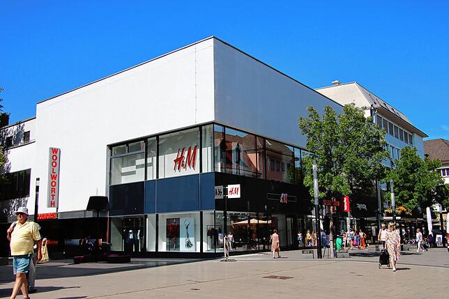 Nichts lässt erahnen, dass in der August-Ruf-Straße einmal ein Hotel gestanden hat. Viele Geschäfte waren über die Jahre hier ansässig, ...