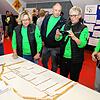 Nicole Eckstein, Jörg Eckstein und Antje Süßmuth (von rechts) von der Kita Lebenswerk haben Aufgaben auf dem Tisch neu verteilt. Mit im ...