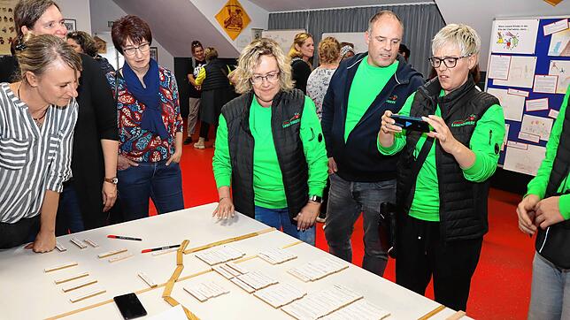 Nicole Eckstein, Jörg Eckstein und Antje Süßmuth (von rechts) von der Kita Lebenswerk haben Aufgaben auf dem Tisch neu verteilt. Mit im ...