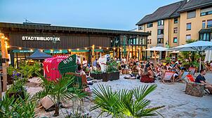 So stimmungsvoll sah es schon 2024 mitten in Schwenningen aus: Bereits zum dritten Mal findet nun der Stadtstrand auf dem Muslenplatz statt.