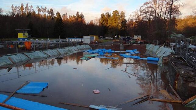 Die vier Meter tiefe Baugrube des Technikgebäudes im Kneippbad wurde in der Nacht zum Freitag vollständig vom Hochwasser der Brigach ...
