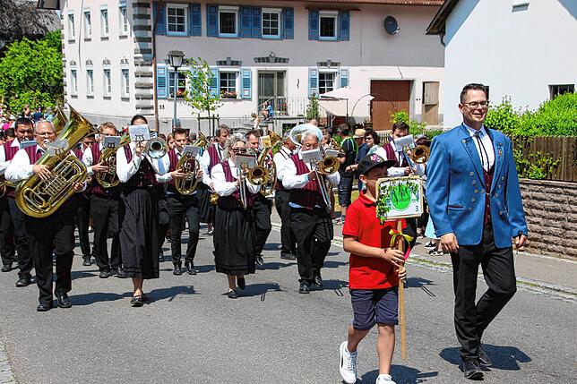 Die 28 Kapellen, hier der Musikverein Sauldorf, zogen beim großen Festumzug durch die geschmückten Raster Straßen zum Festzelt.