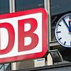 Die Uhr neben dem Logo der Deutschen Bahn (DB) zeigt am Eingang zum Münchner Hauptbahnhof auf &bdquo;Fünf vor Zwölf&ldquo;. Als ...