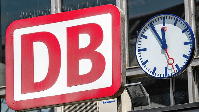Die Uhr neben dem Logo der Deutschen Bahn (DB) zeigt am Eingang zum Münchner Hauptbahnhof auf &bdquo;Fünf vor Zwölf&ldquo;. Als ...