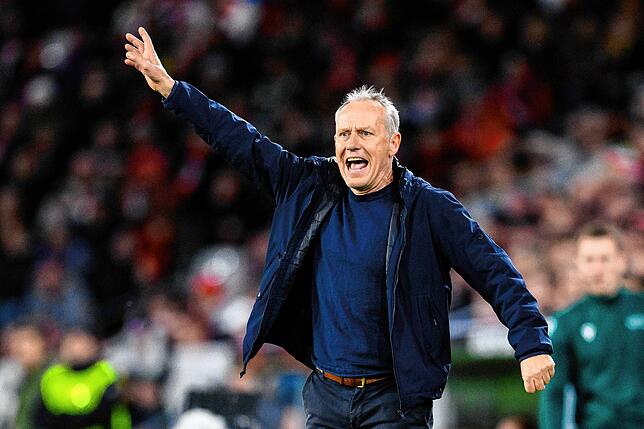 Freiburgs Trainer Christian Streich gestikuliert am Spielfeldrand.
