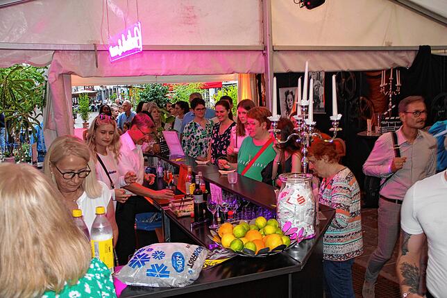 Geschüttelt, nicht gerührt: Die Mitarbeiter der Cocktailbar hatten alle Hände voll zu tun.