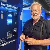 Otmar Butz hat es nach gewisser Wartezeit in einer kleinen Menschenschlange an einen Kassenautomaten im Parkhaus Lohgerbe geschafft.