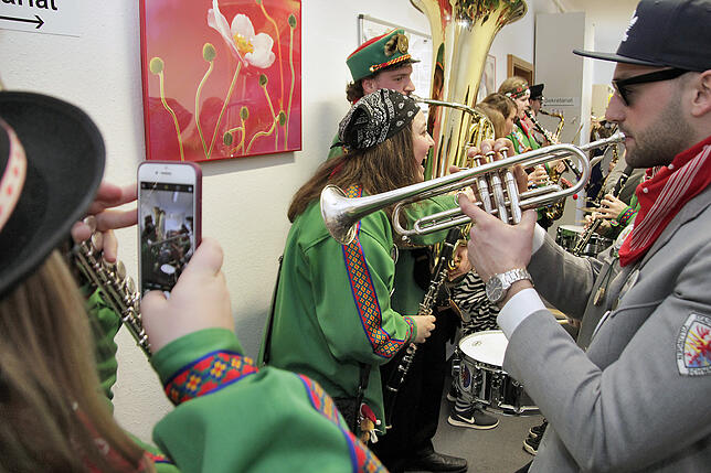 Bild 12: Stadtharmonie läutet in der SÜDKURIER-Redaktion am Schmotzigen Donnerstag die Fasnet ein