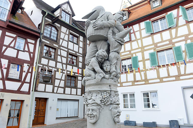 An diesem Brunnen fängt die Tour auf Anette von Droste-Hülshoffs Spuren an. Das hat praktische Gründe: Hier ist es auch im Sommer recht ...