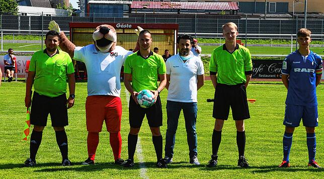 Fabs in Aktion: Das neue Maskottchen des SV Jestetten präsentierte sich vor dem Anpfiff als Assistent des Gespanns von Schiedsrichter ...