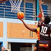 Die Kirchheimer Defensive machte Raiquan Clark (am Ball) und den Wiha Panthers das Leben enorm schwer. Clark erzielte immerhin 14 Zähler.
