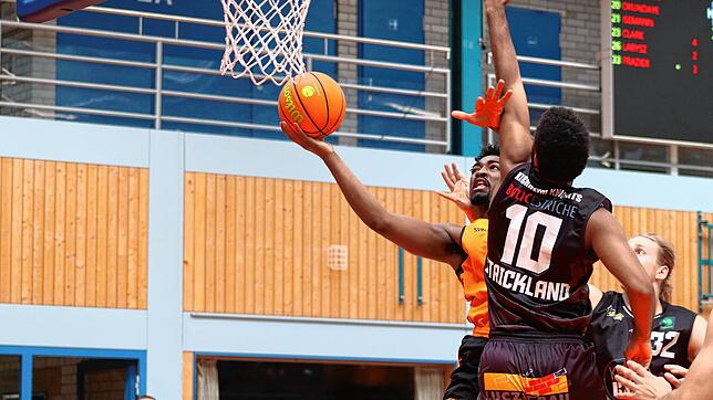 Die Kirchheimer Defensive machte Raiquan Clark (am Ball) und den Wiha Panthers das Leben enorm schwer. Clark erzielte immerhin 14 Zähler.