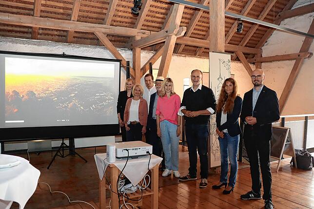 Im Besucherzentrum des Hohentwiel wurde die neue Webcam präsentiert. Im Bild (von links) Jana Goosmann (Abteilungsleiterin Touristik), ...