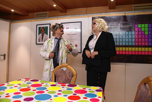 Firmenchef Thomas Safthuber (Timo Schrieder) im Gespräch mit einer Firmenvertreterin (Christina Schrieder).