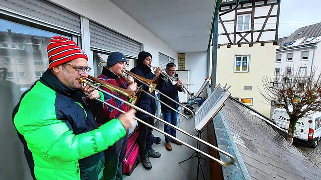 Vier Mitglieder der Stadtmusik, Väter und Söhne, spielen auf einem Balkon beim Gustav-Hammer-Platz (von l.inks): Andreas Okker, Samuel ...