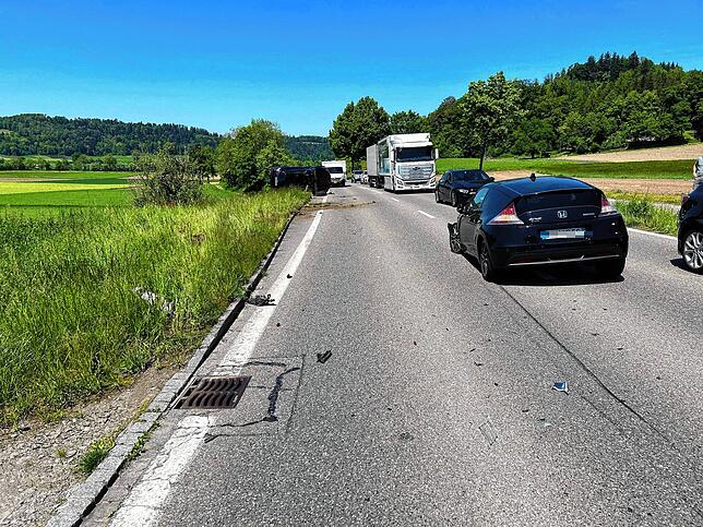Bild 3: Blaulichtreport: Acht Verletzte bei Wohnhausbrand