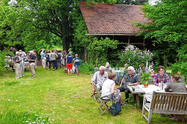 In den Konzertpausen laden festliche Tische inmitten des idyllischen Gartens der Waldkulturscheune zum Plaudern bei einem Glas Wein ein.