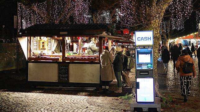 (Symbolbild) Der Konstanzer Weihnachtsmarkt in der Nähe des Konzil-Bahnübergangs, hier am Tag der Eröffnung. Statt stimmungsvoller, ...
