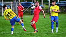 Esref Su (Mitte) vom FC Rot-Weiß Salem kontrolliert den Ball gegen Elias Christiansen (links) und Yannic Schädler (rechts) vom FC Singen 04.