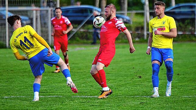 Esref Su (Mitte) vom FC Rot-Weiß Salem kontrolliert den Ball gegen Elias Christiansen (links) und Yannic Schädler (rechts) vom FC Singen 04.