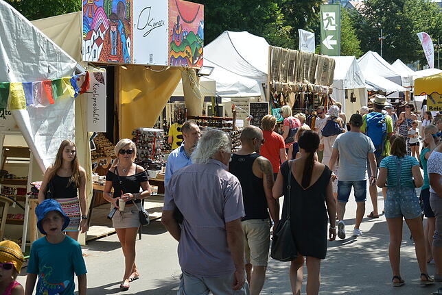 Fast 50 Stände laden auf dem Kunsthandwerkermarkt zum Bummeln ein.
