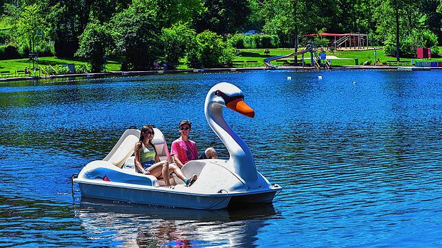 Melissa Pfeifer und Julian Imminger gehören zu den ersten Gästen, die die neuen Tretboote auf dem Klosterweiher ausprobieren. ...