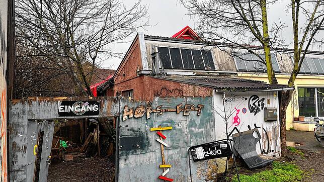 Der Horst Klub nach dem Brand. Hinten ist das rote Notdach zu sehen.