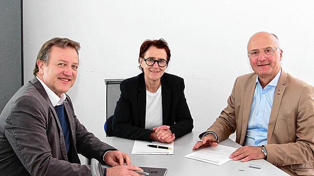 Der Vorstandsvorsitzende des Singen-aktiv-Standortmarketinvereins Wilfried Trah und Singen-aktiv-Geschäftsführerin Claudia ...