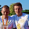 Andreas (links) und Markus Schafhäutle im Trikot des ESV Südstern Singen mit dem Bezirkspokal.
