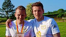 Andreas (links) und Markus Schafhäutle im Trikot des ESV Südstern Singen mit dem Bezirkspokal.