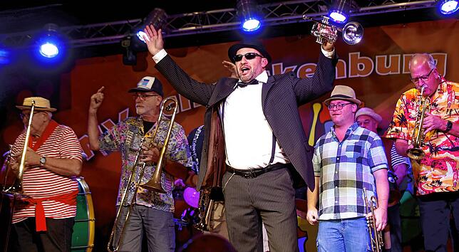 Musikgewaltiger Auftritt der Clowngruppe, die Gerd Zachenbacher (2.v.l.) 50 Jahre geleitet hat. Jetzt stehen der närrischen Musikgruppe ...