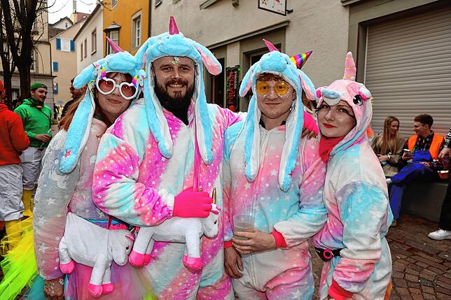 Bild 11: Buntes Treiben in den Gassen &ndash; Narren erobern bei der Straßenfastnacht die Stadt