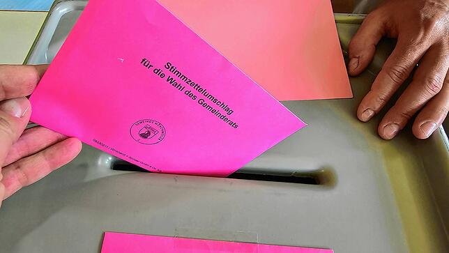 Der Inhalt der Umschläge mit den Stimmzetteln für die Wahl zum Gemeinderat bringt in Mönchweiler einige Überraschungen.