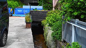 Von der Brücke in der Kirchstraße ist der Verlauf des Eichbachkanals deutlich erkennbar. Er soll in groß bemessene Rohre verlegt werden. ...