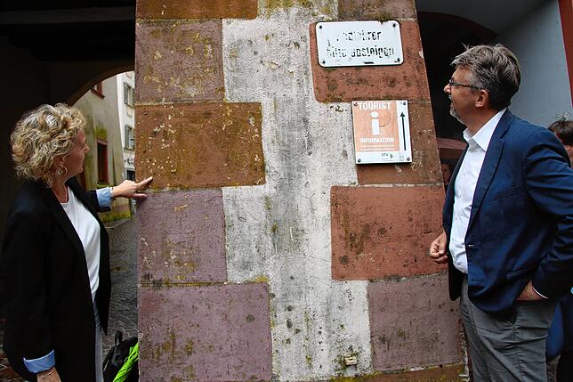 Die Erste Beigeordnete Petra Dorfmeister und OB Martin Gruner inspizieren die Fassade des Oberen Tors.