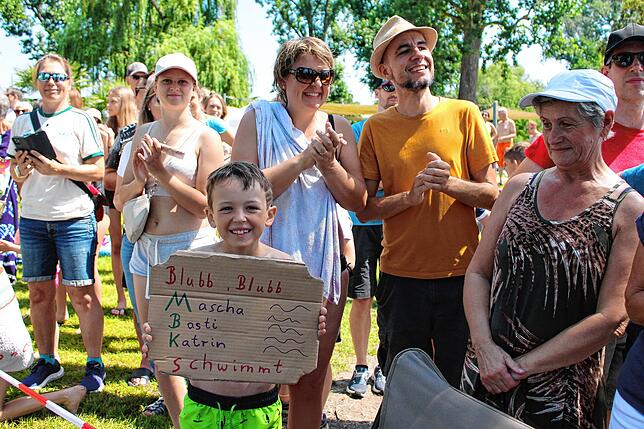 Der 7-jährige Tamino Goldschmidt wartet im Ziel mit einem selbst gebastelten Schild auf seine Schwester Mascha, die mit ihren 11 Jahren ...