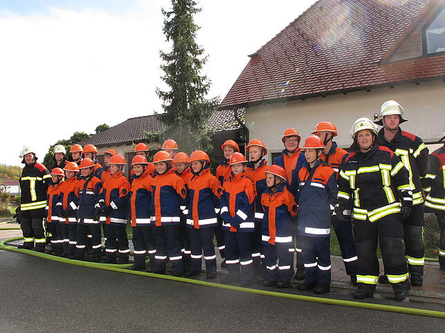 Auf diese Mädchen und Jungen können die Schwenninger Feuerwehrleute und das Dorf stolz sein: Die Übung meisterte der Nachwuchs ...