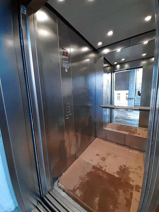 Der Außenaufzug ermöglich den barrierefreien Zugang in das Kornhaus.
