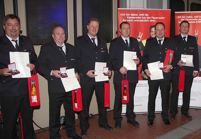 25 Jahre in der Feuerwehr aktiv: (von links) Marco Schellinger, Karl-Heinz Stengele, Robert Hofberger, Manuel Widenhorn, Adrian Marte ...