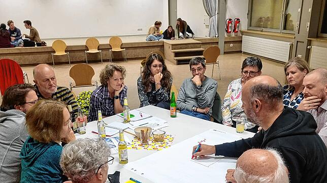 Interessierte aller Generationen beteiligten sich im vergangenen Jahr an der Zukunftswerkstatt der Nachbarschaftshilfe. Foto: ...